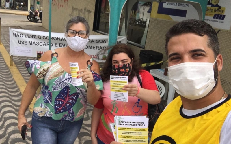 Vacinação: Blitz educativa em Carneirinhos informa sobre grupos prioritários para imunização