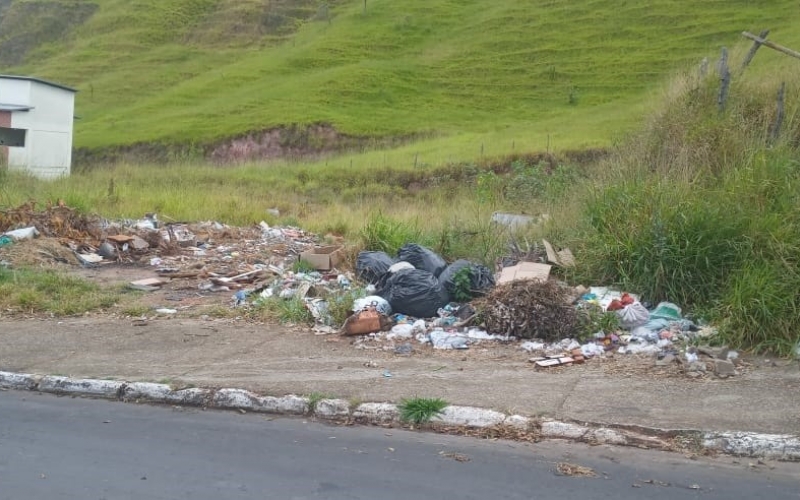 Prefeitura retira cinco caminhões lotados de lixo de um único trecho
