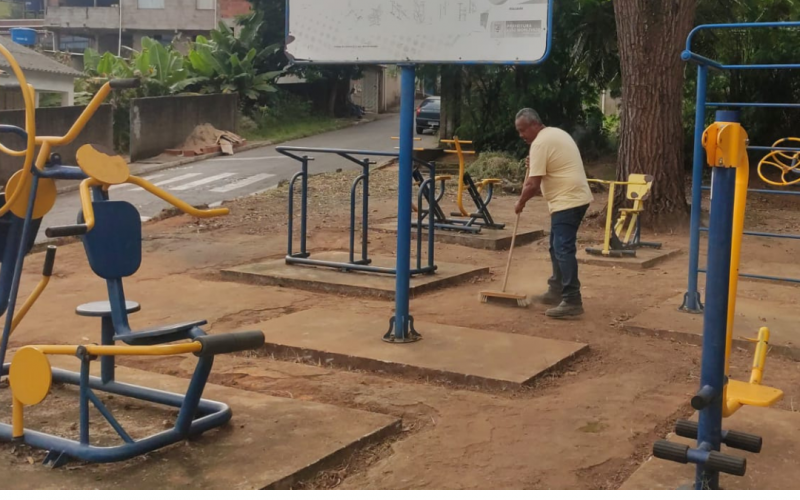 Mutirão de limpeza: Secretaria de Esportes e voluntários realizam limpeza na quadra do bairro Laranjeiras
