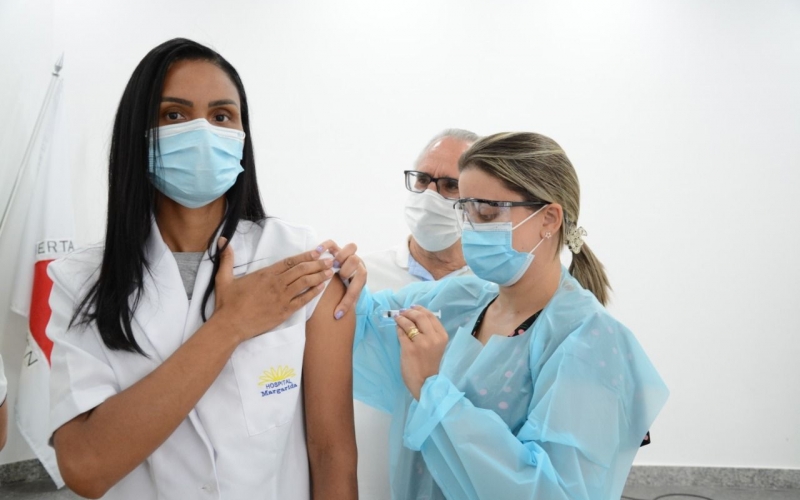 Técnica de enfermagem e médica são as primeiras vacinadas contra Covid-19 em Monlevade