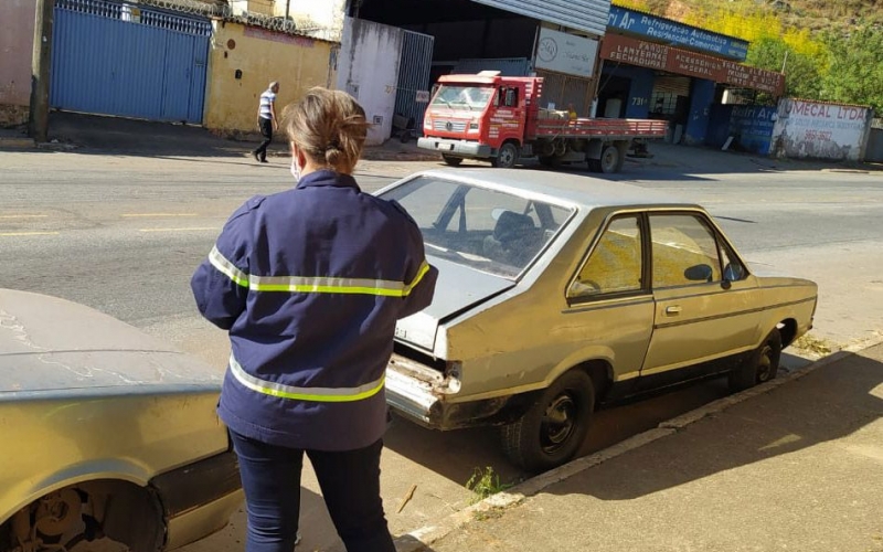 Prefeitura faz operação para retirada de carros abandonados das ruas