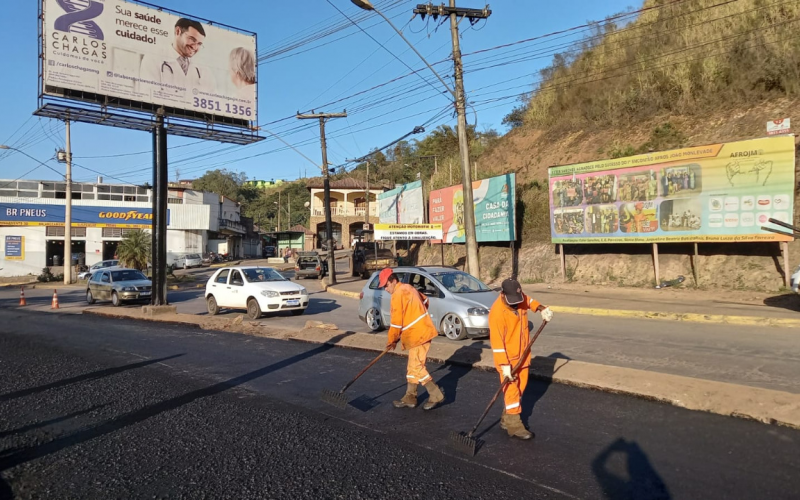 Prefeitura realiza obras de asfaltamento nas avenidas Getúlio Vargas e Wilson Alvarenga