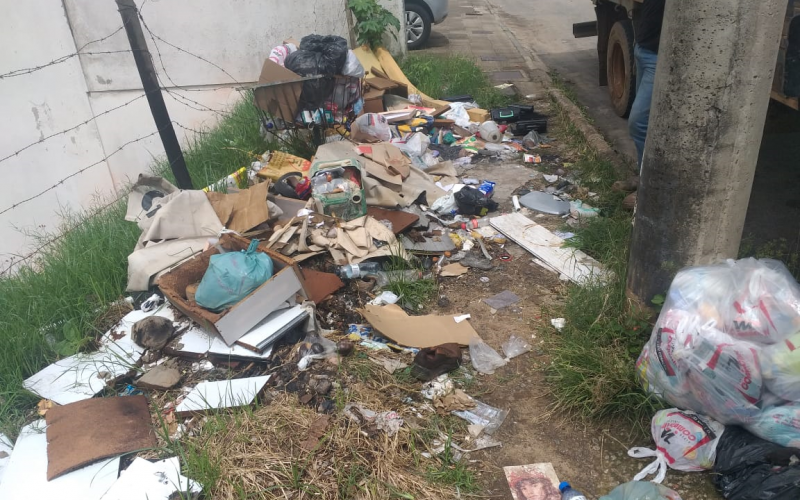 Prefeitura retira 15 caminhões de entulhos e lixo das ruas