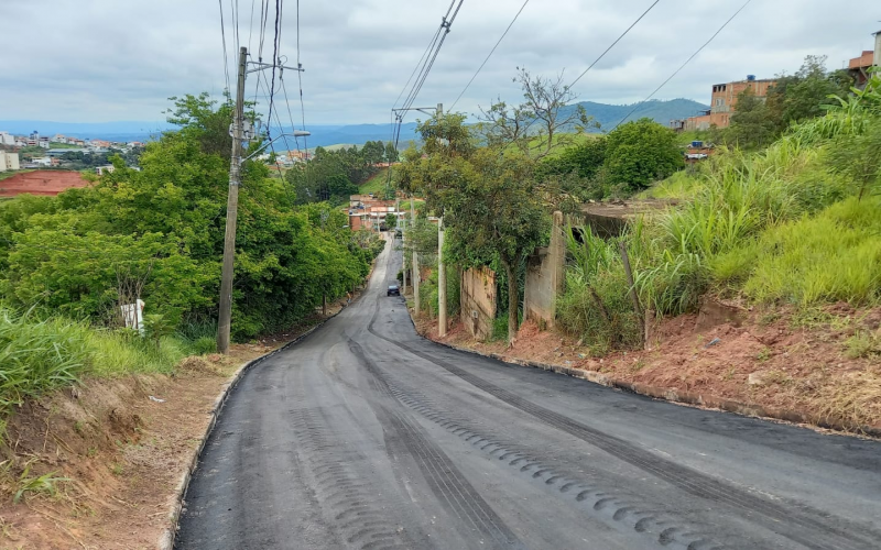 Ruas dos bairros Promorar e Campos Elísios recebem asfalto