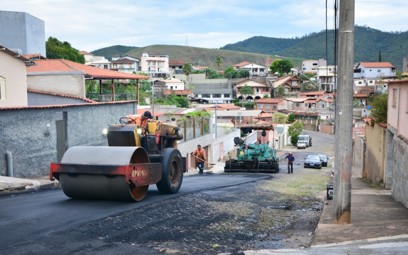 Prefeitura finaliza asfaltamento em mais duas ruas