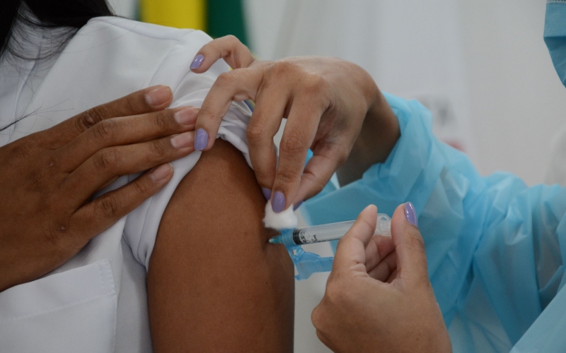 Vacinação de adultos que se cadastraram para a primeira dose segue segunda-feira (18)