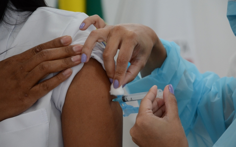 Vacinação de adultos que se cadastraram para a primeira dose segue nesta quarta