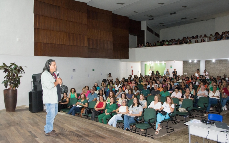 Daniel Munduruku abre ano letivo da rede municipal com palestra sobre ancestralidade e infâncias