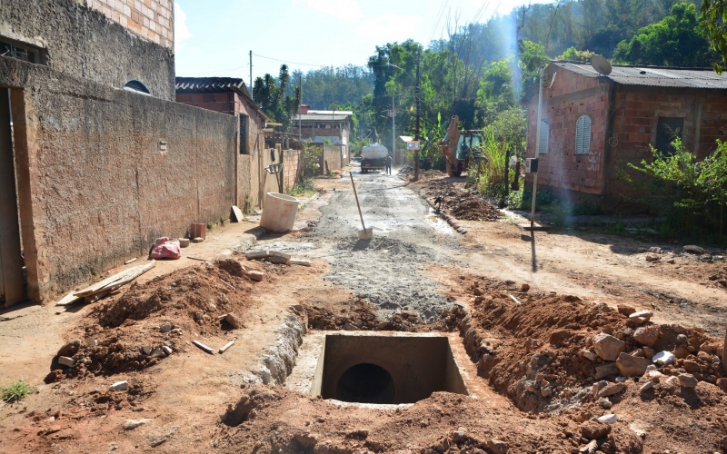 Obra de drenagem no bairro Santa Cruz avança para fase final