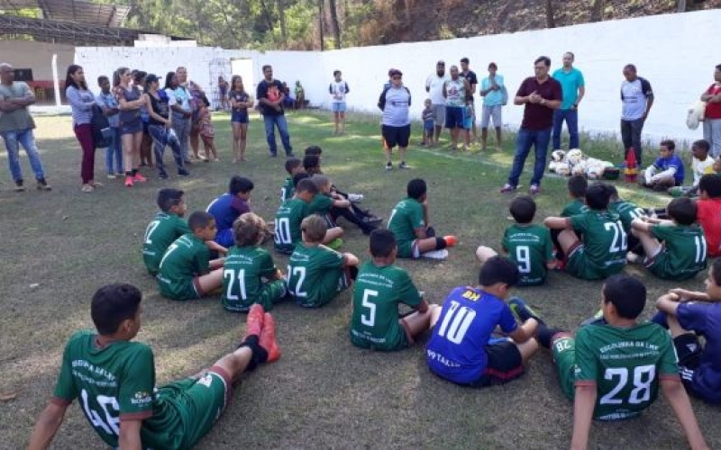 Atletas de escolinhas de futebol começam a receber novos uniformes em João Monlevade