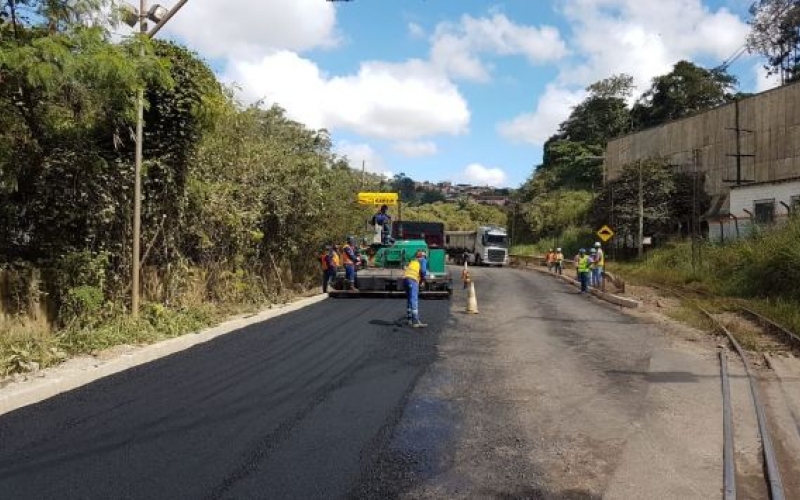 Estrada do Forninho, em frente Associação dos Aposentados, recebe asfalto novo