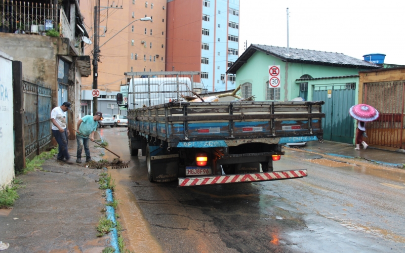 Após tempestade, Prefeitura de João Monlevade faz limpeza de ruas
