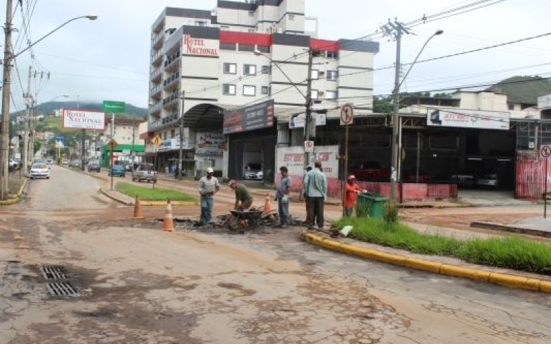 Depois de forte chuva, Prefeitura prossegue limpando a cidade