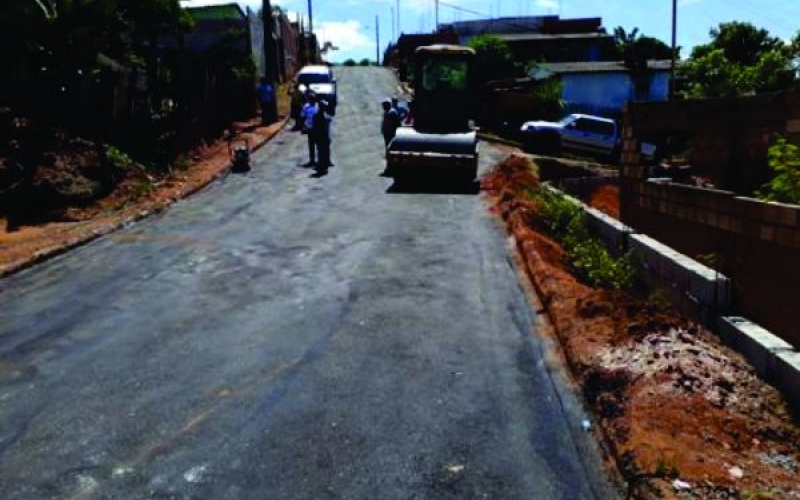 Prefeitura inicia asfaltamento do bairro Primeiro de Maio