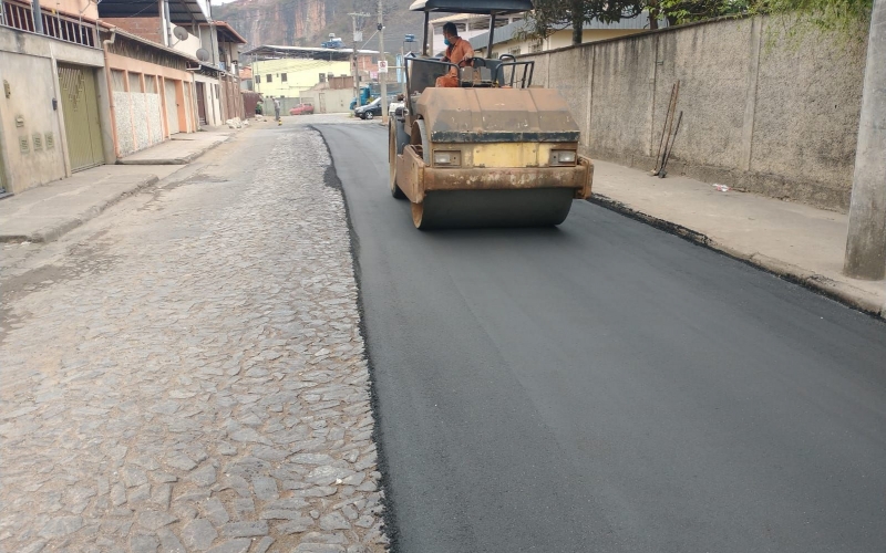 Prefeitura continua com serviços de asfaltamento a quente
